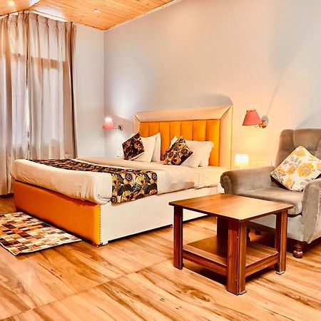Hadimba Hill View By Hadimba Palace, Manali - Premium Room ! Family Hotel ! Parking ! Near Hadimba Temple Kültér fotó