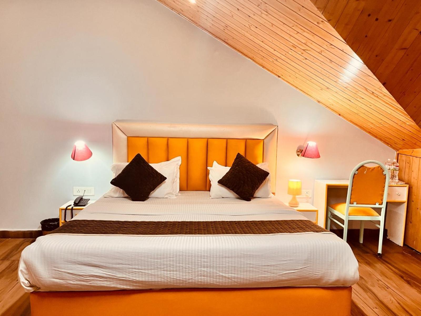 Hadimba Hill View By Hadimba Palace, Manali - Premium Room ! Family Hotel ! Parking ! Near Hadimba Temple Kültér fotó