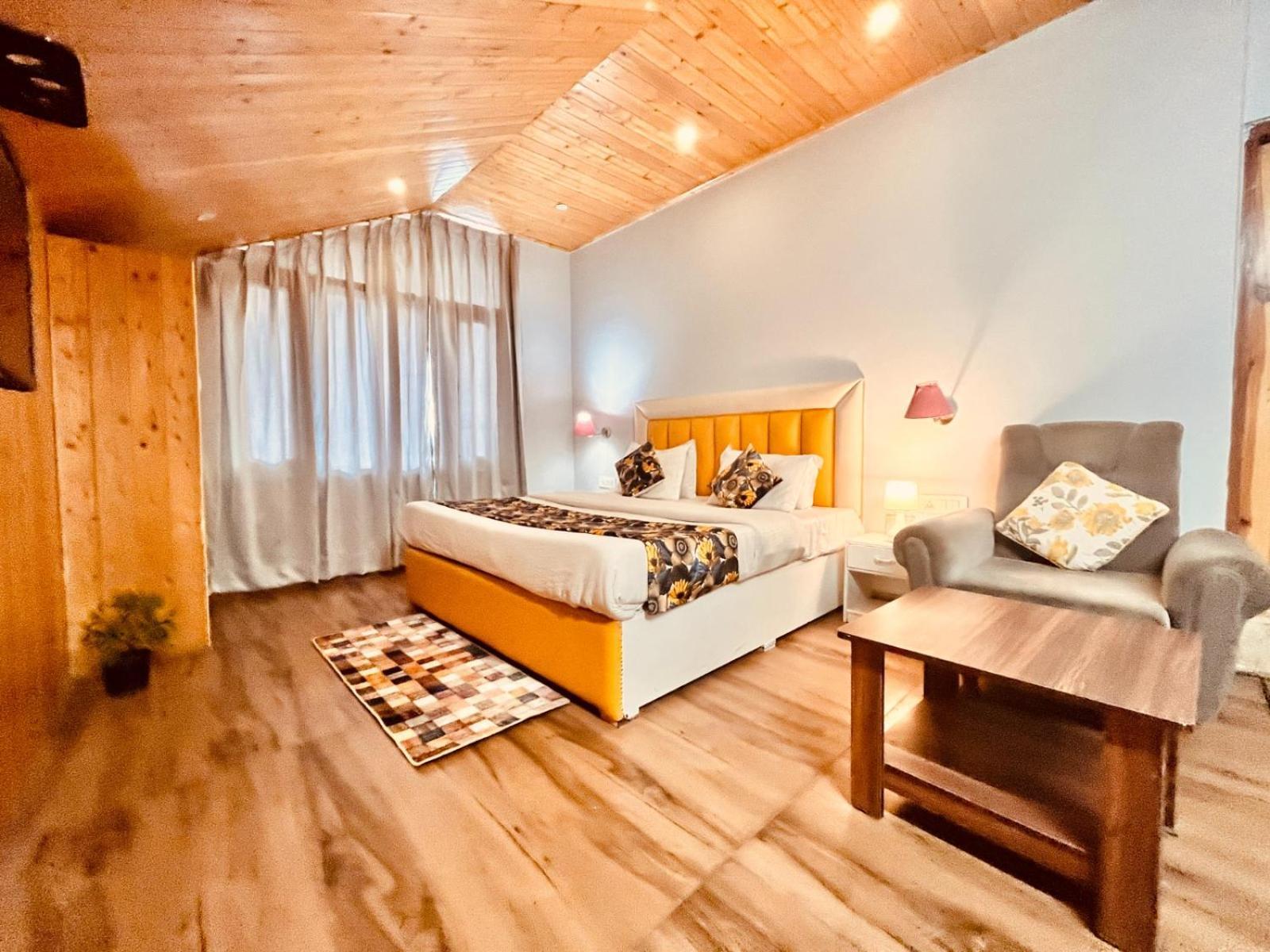 Hadimba Hill View By Hadimba Palace, Manali - Premium Room ! Family Hotel ! Parking ! Near Hadimba Temple Kültér fotó