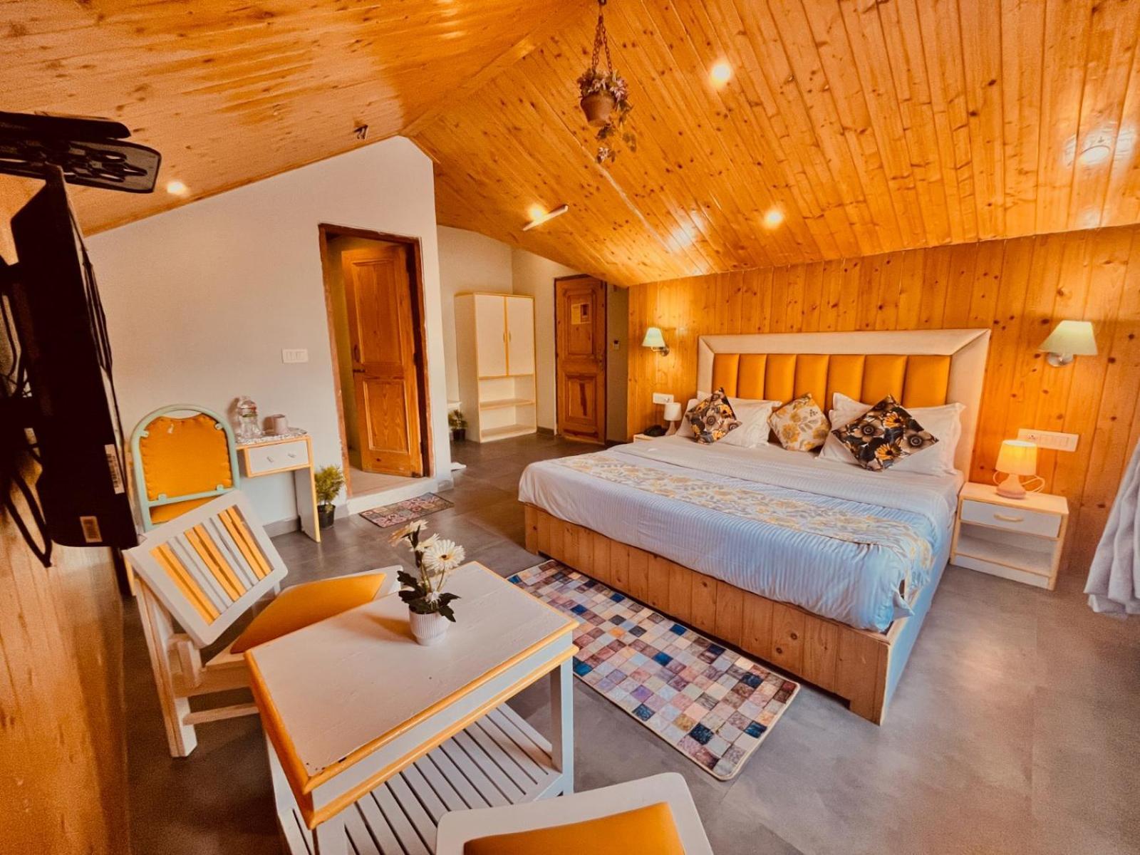 Hadimba Hill View By Hadimba Palace, Manali - Premium Room ! Family Hotel ! Parking ! Near Hadimba Temple Kültér fotó