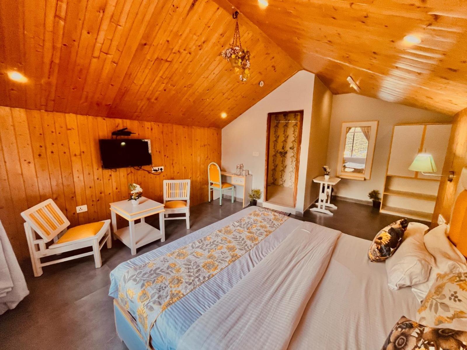 Hadimba Hill View By Hadimba Palace, Manali - Premium Room ! Family Hotel ! Parking ! Near Hadimba Temple Kültér fotó