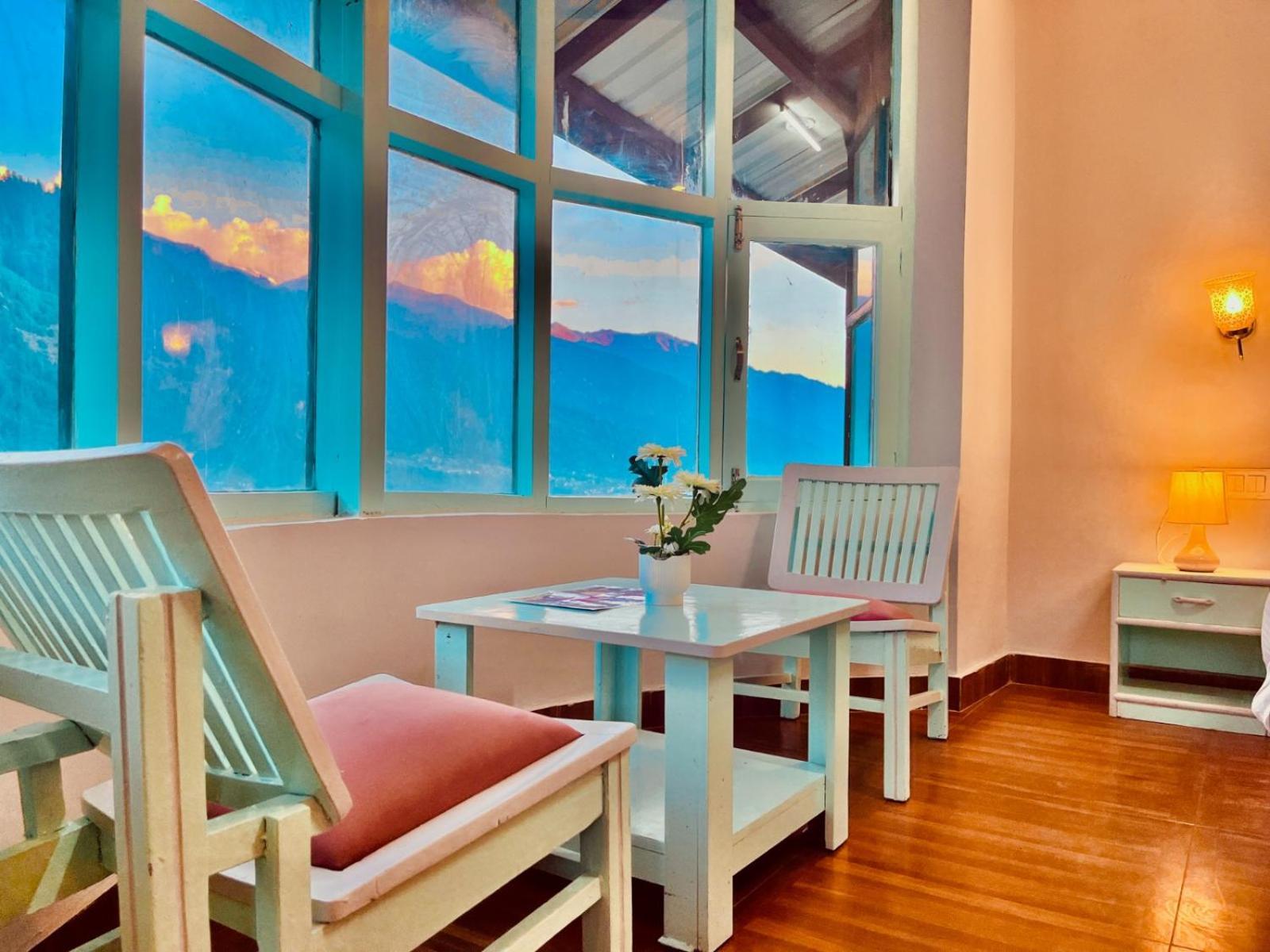 Hadimba Hill View By Hadimba Palace, Manali - Premium Room ! Family Hotel ! Parking ! Near Hadimba Temple Kültér fotó