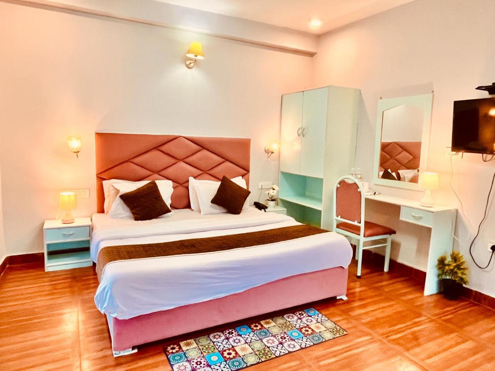 Hadimba Hill View By Hadimba Palace, Manali - Premium Room ! Family Hotel ! Parking ! Near Hadimba Temple Kültér fotó