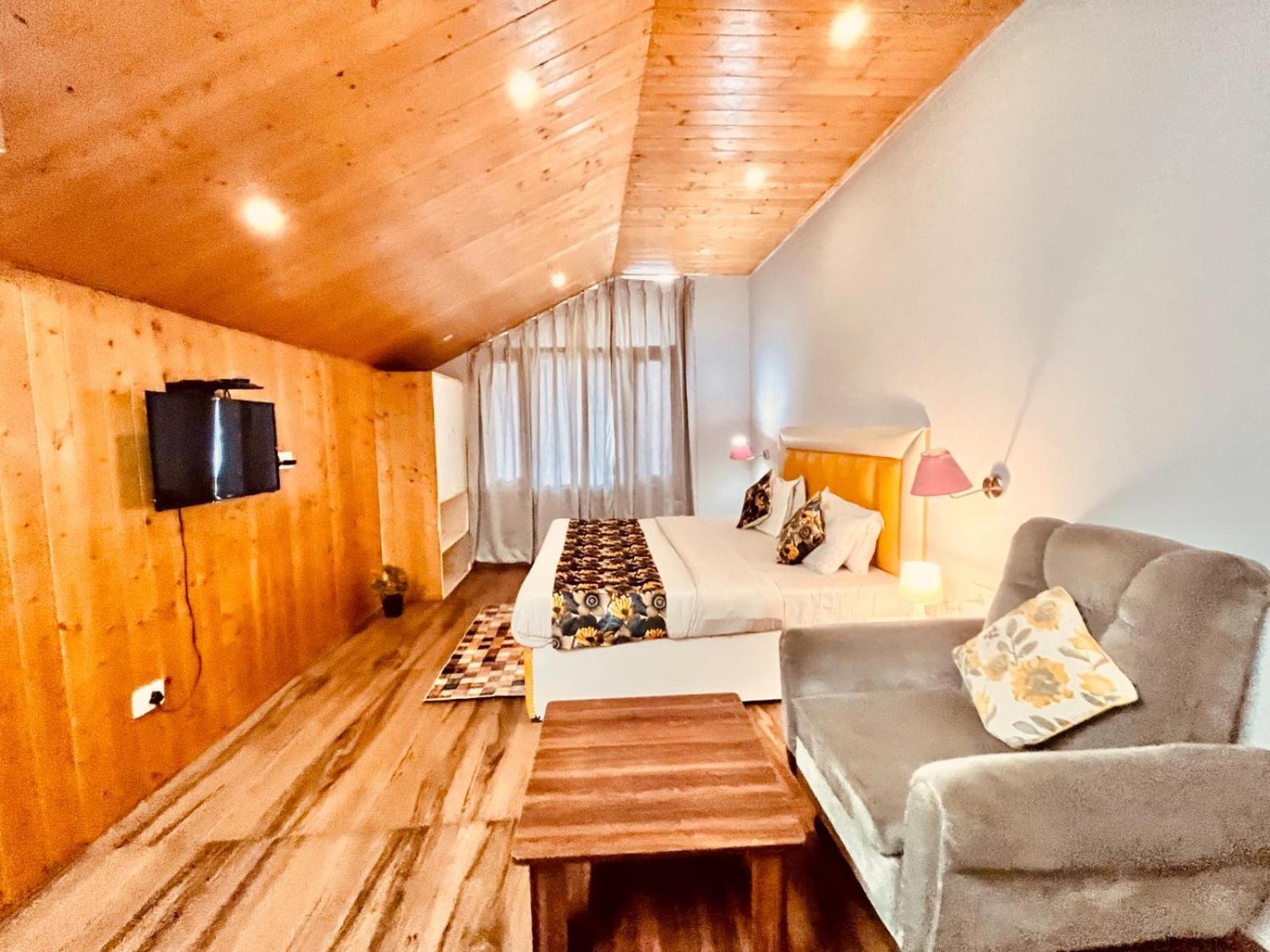 Hadimba Hill View By Hadimba Palace, Manali - Premium Room ! Family Hotel ! Parking ! Near Hadimba Temple Kültér fotó