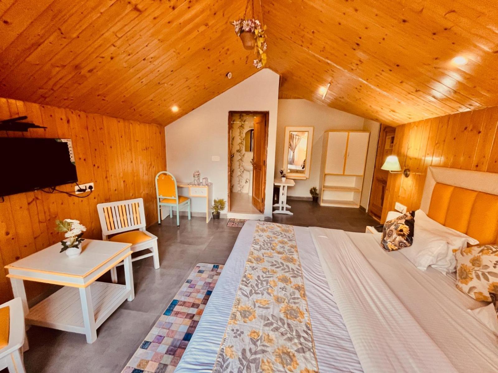 Hadimba Hill View By Hadimba Palace, Manali - Premium Room ! Family Hotel ! Parking ! Near Hadimba Temple Kültér fotó