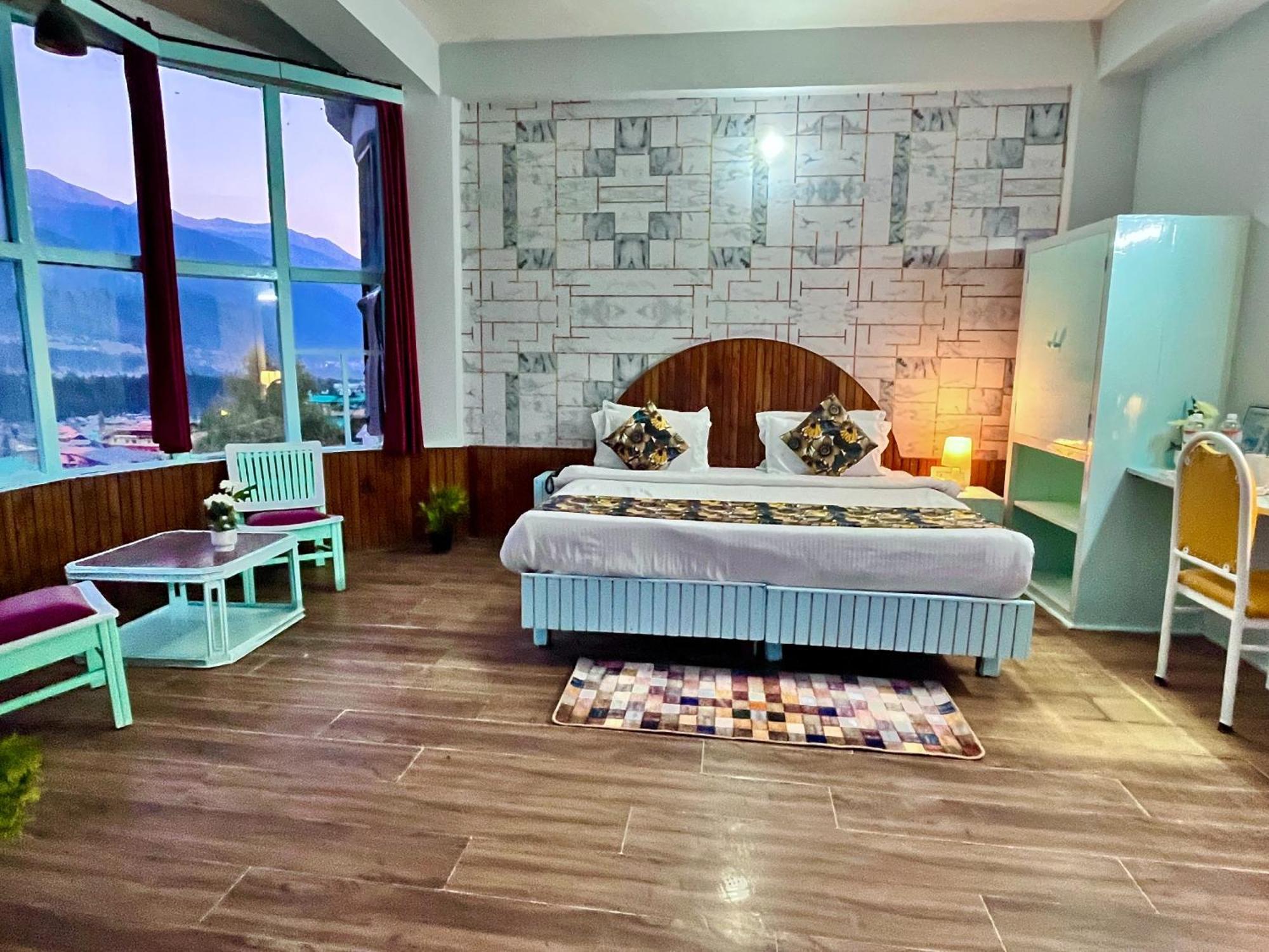 Hadimba Hill View By Hadimba Palace, Manali - Premium Room ! Family Hotel ! Parking ! Near Hadimba Temple Kültér fotó