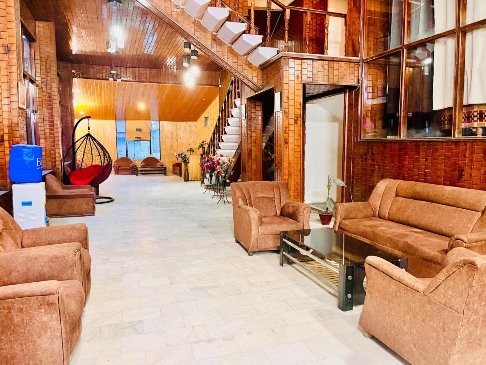 Hadimba Hill View By Hadimba Palace, Manali - Premium Room ! Family Hotel ! Parking ! Near Hadimba Temple Kültér fotó