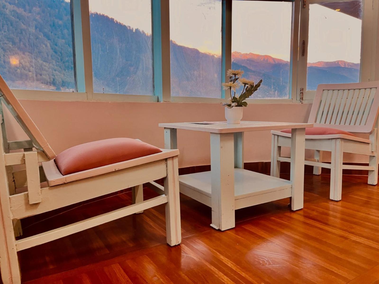 Hadimba Hill View By Hadimba Palace, Manali - Premium Room ! Family Hotel ! Parking ! Near Hadimba Temple Kültér fotó