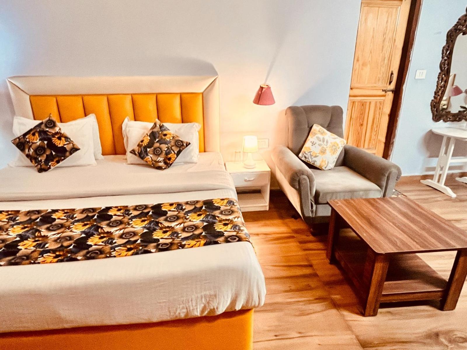 Hadimba Hill View By Hadimba Palace, Manali - Premium Room ! Family Hotel ! Parking ! Near Hadimba Temple Kültér fotó