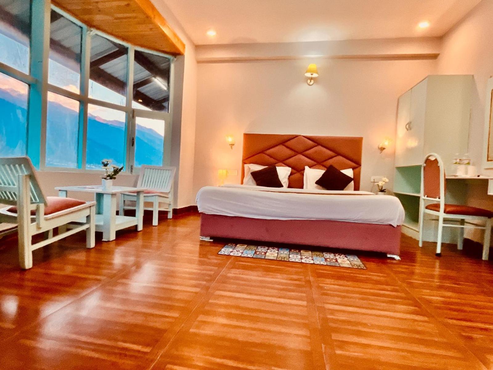 Hadimba Hill View By Hadimba Palace, Manali - Premium Room ! Family Hotel ! Parking ! Near Hadimba Temple Kültér fotó