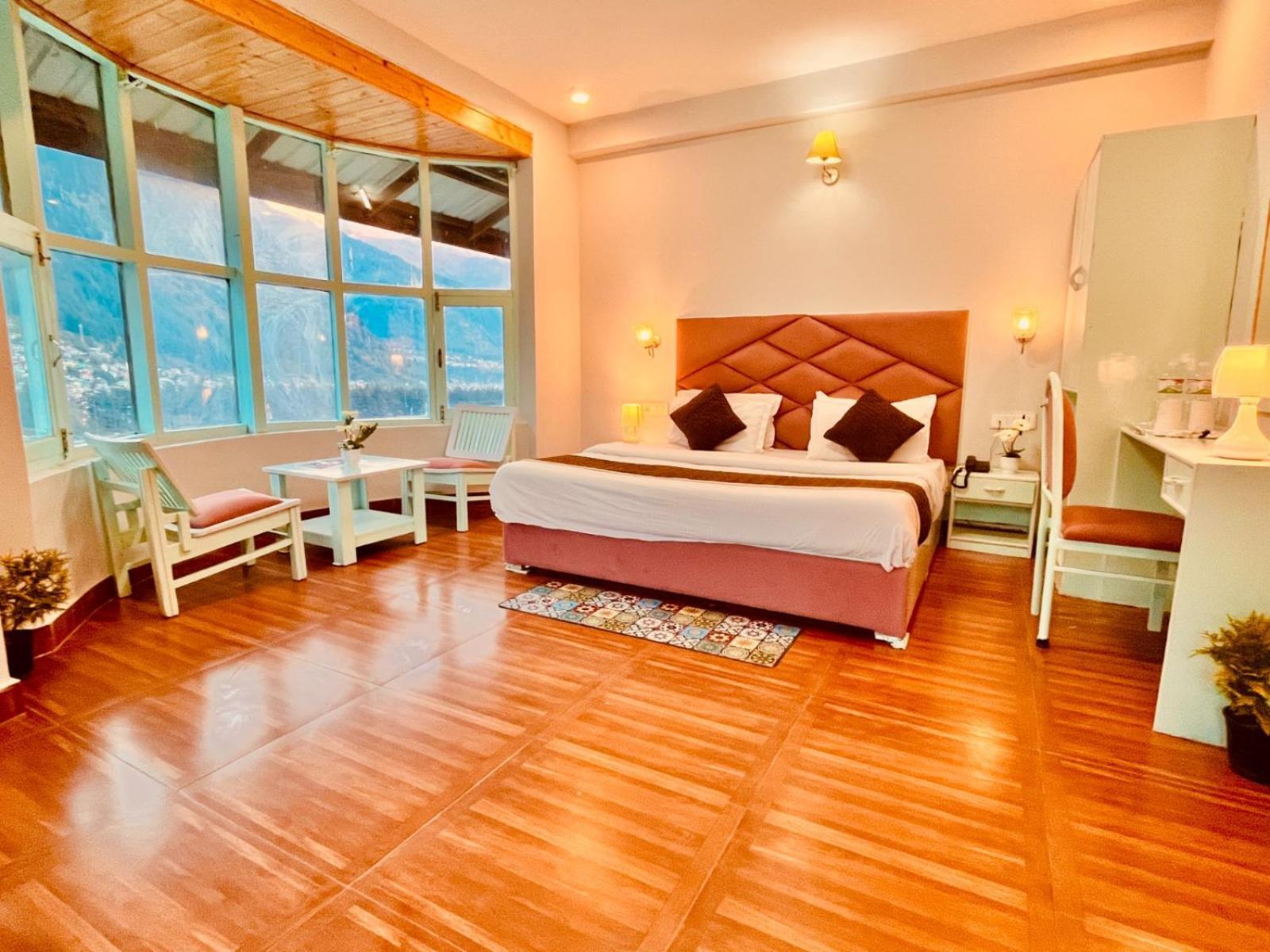 Hadimba Hill View By Hadimba Palace, Manali - Premium Room ! Family Hotel ! Parking ! Near Hadimba Temple Kültér fotó