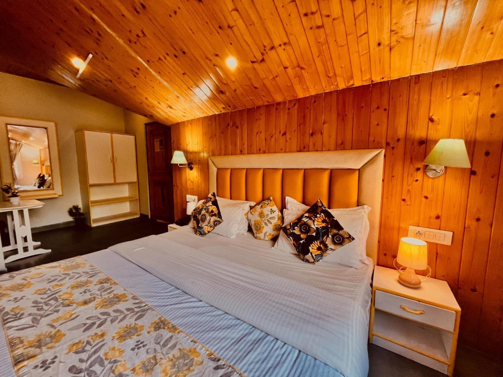 Hadimba Hill View By Hadimba Palace, Manali - Premium Room ! Family Hotel ! Parking ! Near Hadimba Temple Kültér fotó
