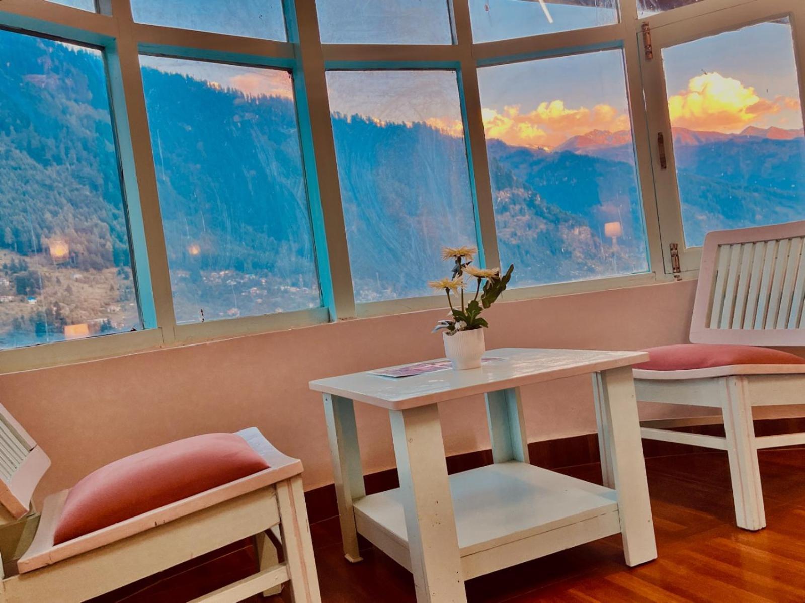 Hadimba Hill View By Hadimba Palace, Manali - Premium Room ! Family Hotel ! Parking ! Near Hadimba Temple Kültér fotó