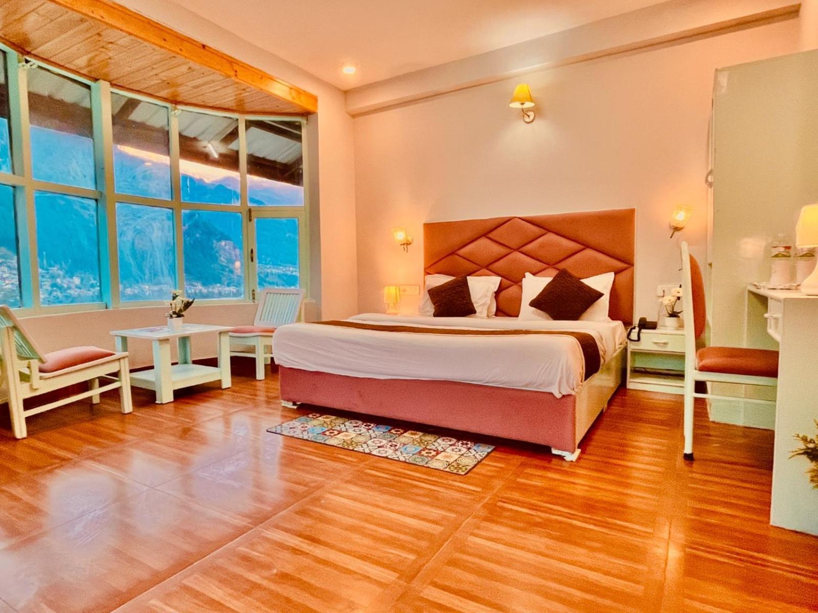 Hadimba Hill View By Hadimba Palace, Manali - Premium Room ! Family Hotel ! Parking ! Near Hadimba Temple Kültér fotó